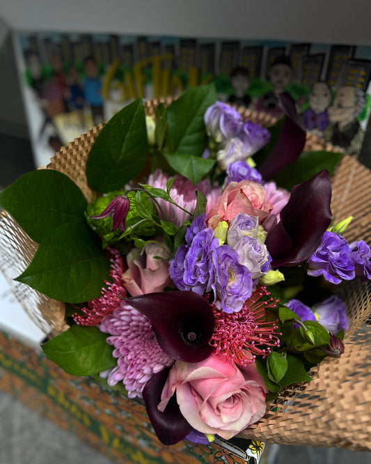 Seasonal flower bouquet with special gift box piropo flowers