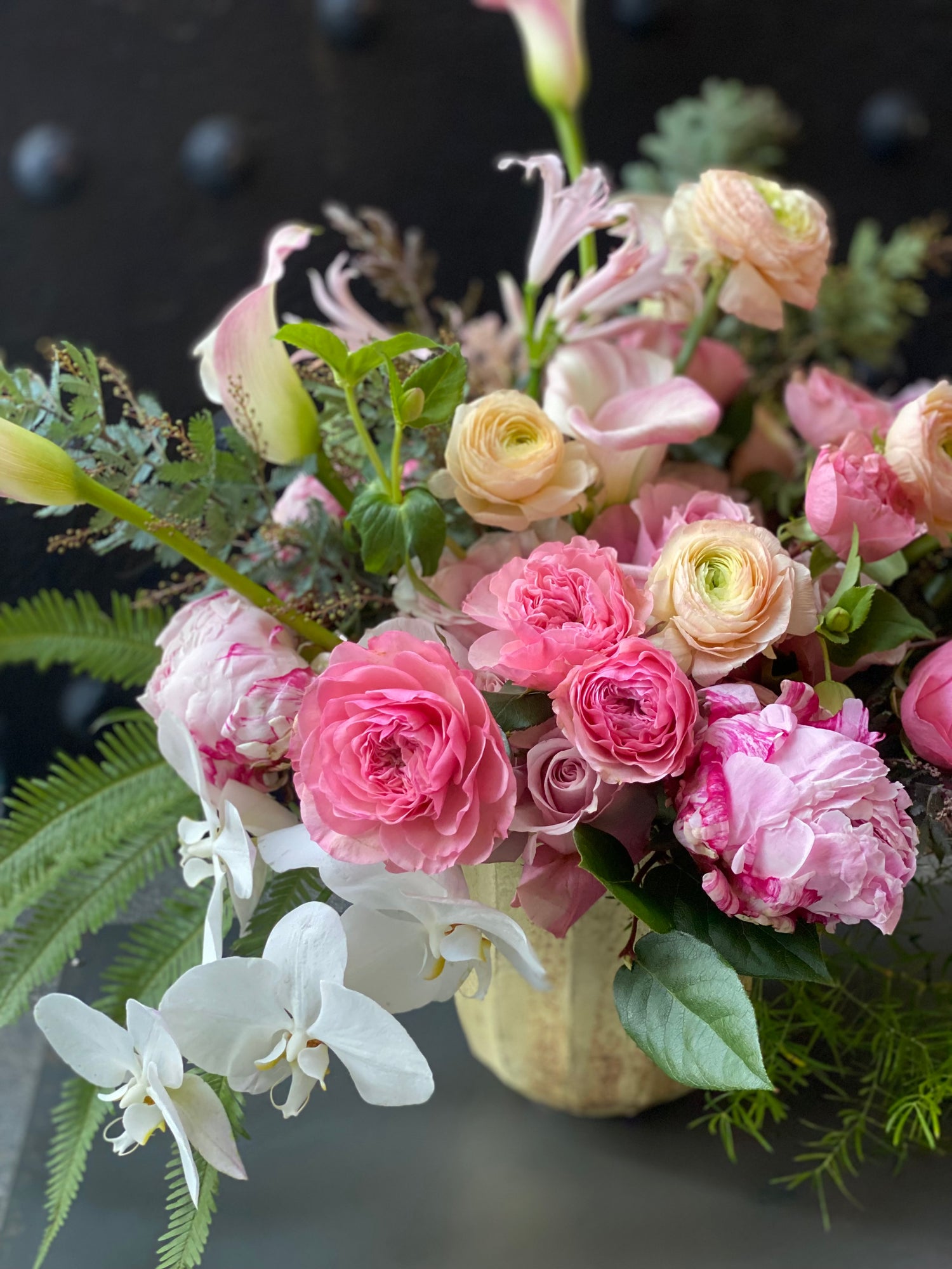 this arrangement is pure music, just harmony in colors, shapes and textures. Three ranunculus symbolize charm and attractiveness, while cala lilies, roses and peonies give thickness to the whole piece of art. White orchids