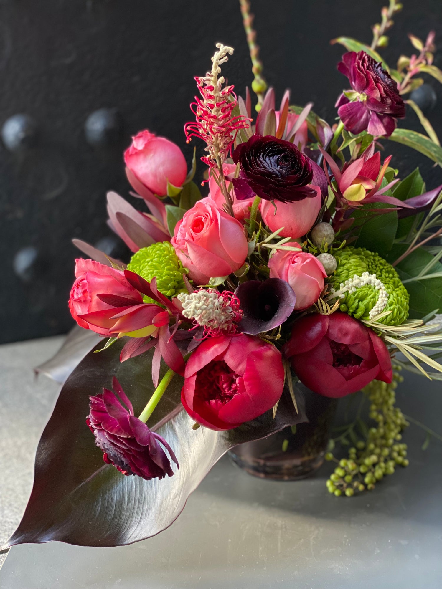 The lady Lily, looking gentle down makes the perfect combination with burgundy ranunculus.Focal point is a color but also flowers, like Chinese roses and red peonies.